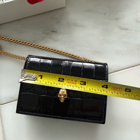 NEW Alexander McQueen Black Croc-Embossed Crossbody Cardholder on chain - Picture 12 of 16
